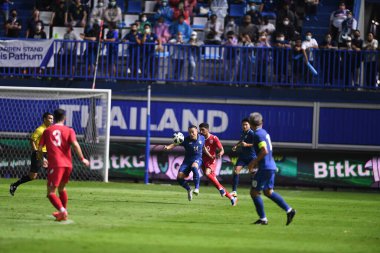 Pathumthani - Tayland - 31 Mayıs 2022: Tayland 'ın Bahreyn Stadyumu' nda oynanan dostluk karşılaşmasında Patompon Charoenrattanapirom # 14 Tayland Oyuncusu