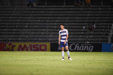 BANGPLEE, SAMUTPRAKAN, THAILAND-10 Kasım 2021: Samutprakan şehri ile Tayland samutprakan Stadyumu 'nda birleşmiş Muangthong maçı sırasında Samutprakan şehri arasında samutprakan şehri oyuncusu