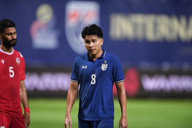 PATHUMTHANI, THAILAND -31 Mayıs 2022: Tayland ile Tayland arasındaki dostluk maçı sırasında Tayland 'ın Bg Stadyumu' nda Bahreyn 'e karşı oynanan Thitiphan Puangjan # 8 Tayland Oyuncusu