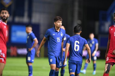 PATHUMTHANI, THAILAND -31 Mayıs 2022: Tayland ile Tayland arasındaki dostluk maçı sırasında Tayland 'ın Bg Stadyumu' nda bahreyn 'e karşı oynanan 15 numaralı Tanaboon Kesarat