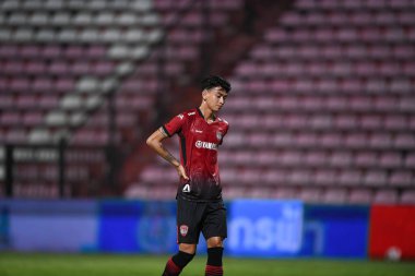 Nonthaburi-thailand-12SEP2021-KORAWICH TASA # 8 Muangthong Oyuncusu 2021 yılındaki muangthong maçında Thunderdome Stadyumu, Tayland 'daki Chonburi Fc' e karşı birleşmişti.