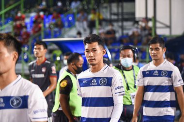 BANGPLEE, SAMUTPRAKAN, THAILAND-10 Kasım 2021: Samutprakan şehri ile Tayland samutprakan Stadyumu 'nda birleşmiş Muangthong maçı sırasında Samutprakan şehri arasında samutprakan şehri oyuncusu