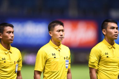 Pathumthani - Tayland, 31 Mayıs 2022: Tayland ile Tayland arasında Bg Stadyumu 'nda oynanan dostluk maçında Torphong' un yardımcı hakem olması