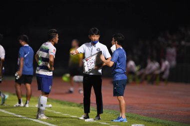 BANGPLEE, SAMUTPRAKAN, THAILAND-10 Kasım 2021: Samutprakan şehri ile Tayland samutprakan Stadyumu 'nda birleşmiş Muangthong maçı sırasında Samutprakan şehri arasında samutprakan şehri oyuncusu