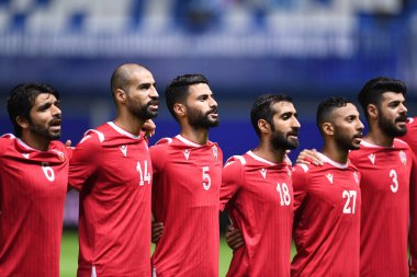 Pathumthani - Tayland, 31 Mayıs 2022: Tayland ile Tayland arasındaki Bg Stadyumu 'nda oynanan dostluk maçı sırasında Ahmed Mübarek Bugammar # 5 Barrain oyuncusu