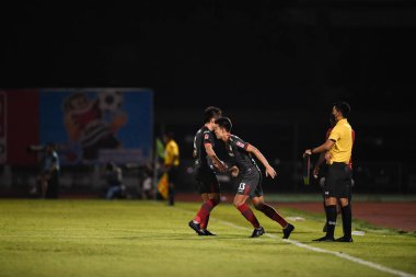 Bangplee-Samutprakan-10NOV2021: wattanakorn sawadlakorn # 33 Muangthong Oyuncusunu Samutprakan şehri ile Tayland 'daki samutprakan Stadyumu' nda birleşen Muangthong maçı sırasında gördüm.