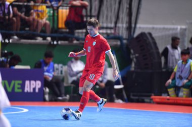 Bangkok, Tayland - 28 Nisan 2024: Itticha Praphaphan # 10 Tayland Oyuncusu 2024 Asya Kupası sırasında Tayland 'ın Bangkok Arena kentinde oynanan maçta