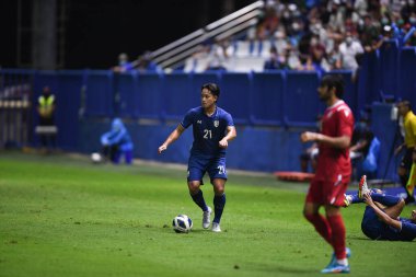 Pathumthani - Tayland, 31 Mayıs 2022: Tayland ile Tayland arasındaki dostluk maçı sırasında Tayland 'ın Bg Stadyumu' nda oynanan Peerapat Notechaiya # 21