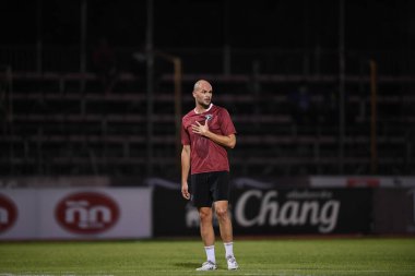 BANGPLEE, SAMUTPRAKAN, THAILAND-10 NOVEMBER 2021: Samutprakan şehri ile Tayland 'daki samutprakan stadyumunda birleşen Muangthong arasındaki samutprakan şehrinin 27 numaralı oyuncusu