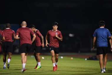 BANGPLEE, SAMUTPRAKAN, THAILAND-10 Kasım 2021: Samutprakan şehri ile Tayland samutprakan Stadyumu 'nda birleşmiş Muangthong maçı sırasında Samutprakan şehri arasında samutprakan şehri oyuncusu