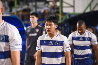 BANGPLEE, SAMUTPRAKAN, THAILAND-10 Kasım 2021: Samutprakan şehri ile Tayland samutprakan Stadyumu 'nda birleşmiş Muangthong maçı sırasında Samutprakan şehri arasında samutprakan şehri oyuncusu