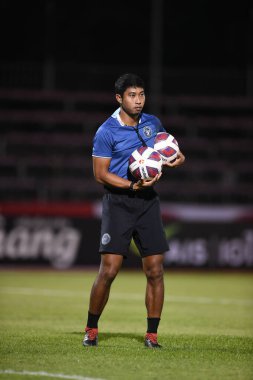 BANGPLEE, SAMUTPRAKAN, THAILAND-10 NOVEMBER 2021: Samutprakan şehri ile Tayland 'daki samutprakan Stadyumu' nda birleşen Muangthong arasındaki 2021 yılındaki samutprakan şehrinin tanımlanamayan personel koçu