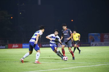 Bangplee-Samutprakan-10NOV2021: Samutprakan şehri ile Tayland 'daki samutprakan Stadyumu' nda birleşen Muangthong maçı sırasında Weerathep pompan # 18 Muangthong oyuncusu