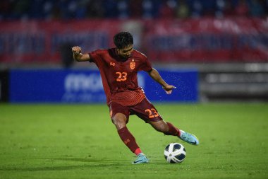 Chiangmai, Tayland - 25 Eylül 2022: Channarong Promsrikaew # 23 Tayland Kupası sırasında 700 yıllık stadyumda Malezya 'ya karşı oynandı. 