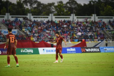 Chiangmai, Tayland - 25 Eylül 2022: Suphanat Mueanta # 17 Tayland Oyuncusu Tayland Krallar Kupası sırasında 700 yıllık stadyumda Malezya 'ya karşı savaşıyor  