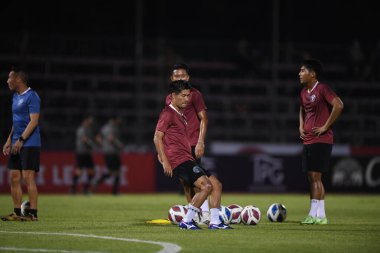 BANGPLEE, SAMUTPRAKAN, THAILAND-10 NOVEMBER 2021: Yuto ono # 23 Samutprakan şehrinin Samutprakan şehri ile Tayland 'daki samutprakan Stadyumu' nda birleşmiş Muangthong arasındaki maçta