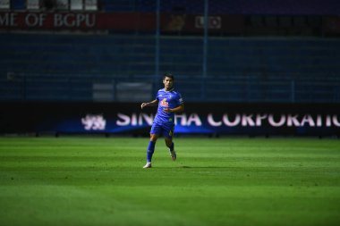 THANABURI, PATHUMTHANI, THAILAND - 6 Kasım 2021: 6 No.lu Tinnakorn asurin # 6 Gömme sanatçısı BGPU ile Tayland 'ın başkenti Leo Stadyumu' nda defnedilmesi arasında 2021 yılındaki çarpışmada birleşti.