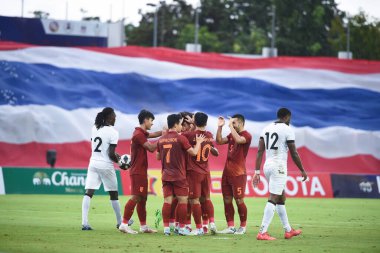 Chiangmai - Tayland, 25 Eylül 2022: Tayland Kral Kupası 'nda Tayland' ın 700 yıllık stadyumunda oynanan maçta oynayan oyuncu