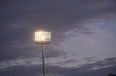 BANGPLEE, SAMUTPRAKAN, THAILAND-10 Kasım 2021: Samutprakan şehri ile Tayland samutprakan Stadyumu 'nda birleşen Muangthong arasındaki 2021 yılındaki sütunlar üzerindeki spot ışıkları