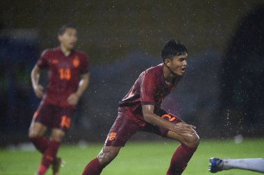 Chiangmai - Tayland, 25 Eylül 2022: Teerasak Poeiphimai # 21 Tayland Kupası sırasında Tayland ile Malezya arasında 700 yıllık stadyum, Tayland