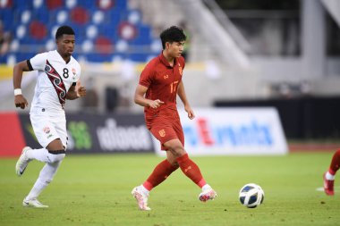 Chiangmai - Tayland - 25 Eylül 2022: Suphanat Mueanta # 17 Tayland Kupası 'nda Tayland' ın 700 yıllık stadyumu Tayland 'da oynanan maçta