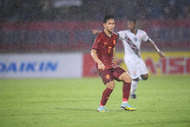 Chiangmai - Tayland, 25 Eylül 2022: Supachok Sarachat # 7 Tayland futbolcusu ve Tayland ile Malezya arasında 700 yıllık stadyum, Tayland Stadyumu 'nda oynanan Kral Kupası' nda attığı gol için tebrikler.