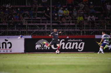 BANGPLEE, SAMUTPRAKAN, THAILAND-10 Kasım 2021: Samutprakan şehri ile Tayland samutprakan Stadyumu 'nda birleşmiş Muangthong maçı sırasında Samutprakan şehri arasında samutprakan şehri oyuncusu