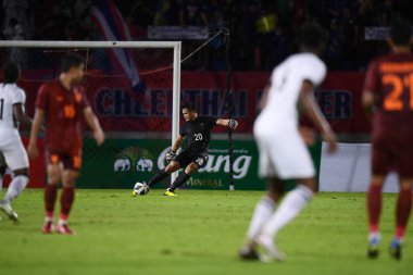 Chiangmai - Tayland, 25 Eylül 2022: Kittipong Phoothawchuek # 20 Tayland futbolcusu Tayland ile Malezya arasında 700 yıllık stadyum, Tayland