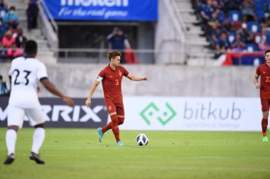 Chiangmai, Tayland - 25 Eylül 2022: Tayland 'ın 700 yıllık stadyumunda Tayland ile Malezya arasında oynanan King' s Cup maçında Tayland 'ın 3 numaralı oyuncusu Theerathon Bunmathan 