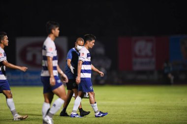 BANGPLEE, SAMUTPRAKAN, THAILAND-10 Kasım 2021: Samutprakan şehri ile Tayland samutprakan Stadyumu 'nda birleşmiş Muangthong maçı sırasında Samutprakan şehri arasında samutprakan şehri oyuncusu