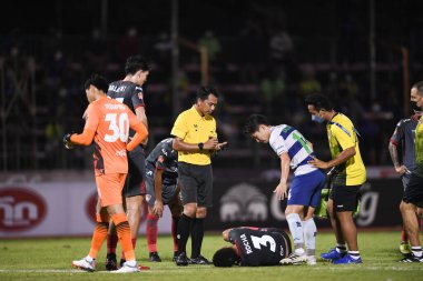 BANGPLEE, SAMUTPRAKAN, THAILAND-10 NOVEMBER 2021: Kodchapoom meesridecha hakemi Samutprakan şehri ile Tayland samutprakan Stadyumu 'nda birleşmiş Muangthakan şehri arasında 2021 yılındaki maçta