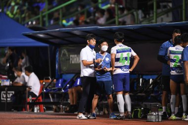 BANGPLEE, SAMUTPRAKAN, THAILAND-10 Kasım 2021: Samutprakan şehri ile Tayland samutprakan Stadyumu 'nda birleşmiş Muangthong maçı sırasında Samutprakan şehri arasında samutprakan şehri oyuncusu