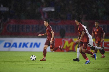 Chiangmai, Tayland - 25 Eylül 2022: Picha Autra # 19 Tayland Kupası 'nda 700 yıllık stadyumda Malezya' ya karşı oynanan maçta 