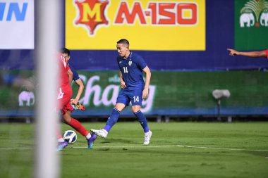 PATHUMTHANI, THAILAND -31 Mayıs 2022: Tayland ile Tayland arasındaki dostluk maçı sırasında Tayland 'ın 14 numaralı patompon Charoenrattanapirom
