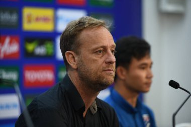 Chiangmai, Tayland - 25 Eylül 2022: Tayland 'ın 700 yıllık stadyumunda Tayland ile Malezya arasında oynanan kupa maçında Mano Poking baş antrenörü