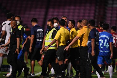Thathaburi-thailand-12SEP2021-Ekip hakemi muangthong ile Chonburi Fc arasındaki maçta Thunderdome Stadyumu, Tayland