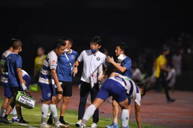 BANGPLEE, SAMUTPRAKAN, THAILAND-10 Kasım 2021: Samutprakan şehri ile Tayland samutprakan Stadyumu 'nda birleşmiş Muangthong maçı sırasında Samutprakan şehri arasında samutprakan şehri oyuncusu