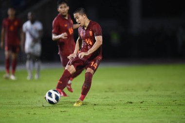 Chiangmai - Tayland, 25 Eylül 2022: Patompon Charoenrattanapirom # 14 Tayland Kupası sırasında Tayland ile Malezya arasında 700 yıllık stadyum, Tayland