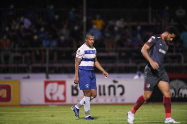 BANGPLEE, SAMUTPRAKAN, THAILAND-10 NOVEMBER 2021: Samutprakan şehri ile Tayland 'daki samutprakan stadyumunda birleşen Muangthakan şehri arasındaki samutprakan şehrinin 10 numaralı oyuncusu