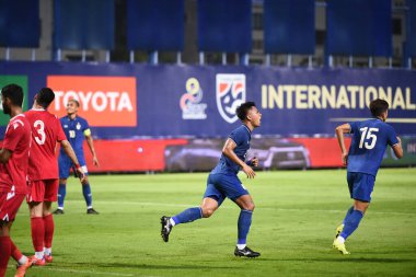 Pathumthani, Tayland - 31 Mayıs 2022: Tayland ile Tayland BG Stadyumu 'nda oynanan dostluk maçı sırasında 28 numaralı Jakkapan Hamisuwan Tayland Oyuncusu