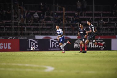 BANGPLEE, SAMUTPRAKAN, THAILAND-10 Kasım 2021: Samutprakan şehri ile Tayland samutprakan Stadyumu 'nda birleşmiş Muangthong maçı sırasında Samutprakan şehri arasında samutprakan şehri oyuncusu