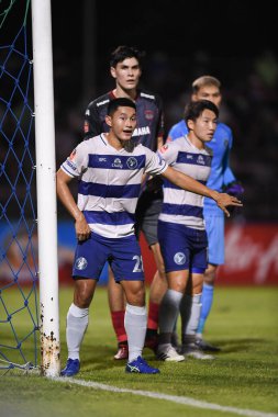 BANGPLEE, SAMUTPRAKAN, THAILAND-10 NOVEMBER 2021: Samutprakan şehri ile samutprakan stadyumu, thailand 'da birleşmiş Muangthong' a karşı Samutprakan şehri arasındaki 2021 yılının 28 numaralı samutprakan oyuncusu