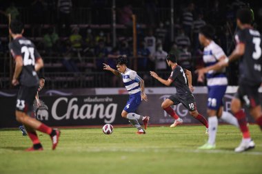 BANGPLEE, SAMUTPRAKAN, THAILAND-10 Kasım 2021: Samutprakan şehri ile Tayland samutprakan Stadyumu 'nda birleşmiş Muangthong maçı sırasında Samutprakan şehri arasında samutprakan şehri oyuncusu