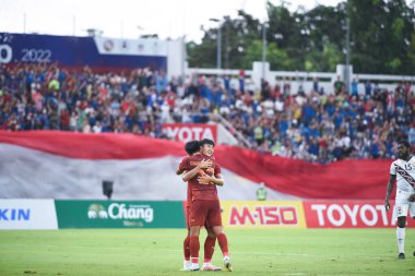 Chiangmai, Tayland - 25 Eylül 2022: Suphanat Mueanta # 17 Tayland Oyuncusu Tayland Krallar Kupası sırasında 700 yıllık stadyumda Malezya 'ya karşı savaşıyor  