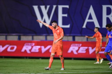 THanyaburi, PATHUMTHANI, THAILAND - 6 Kasım 2021: Sulaka # 22 Sulaka defin oyuncusu BGPU ile Tayland 'ın başkenti Leo Stadyumu' nda defnedilecek defin takımları arasındaki çatışmada birleşti.