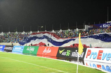 Chiangmai - Tayland, 25 Eylül 2022: Tayland 'da Tayland ile Tayland arasında 700 yıllık stadyum, Tayland' da oynanan maçta büyük bayrak