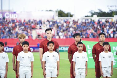 Chiangmai, Tayland - 25 Eylül 2022: Tayland Krallar Kupası sırasında 700 yıllık stadyumda Malezya 'ya karşı oynayanlar