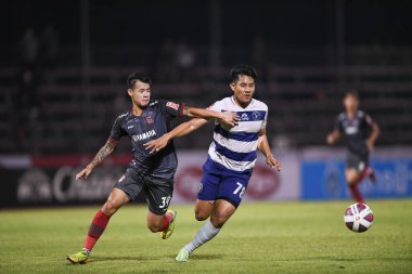BANGPLEE, SAMUTPRAKAN, THAILAND-10 Kasım 2021: Samutprakan şehri ile Tayland samutprakan Stadyumu 'nda birleşmiş Muangthong maçı sırasında Samutprakan şehri arasında samutprakan şehri oyuncusu