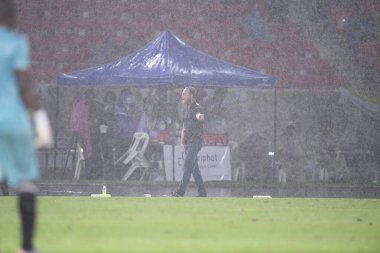 Chiangmai, Tayland - 25 Eylül 2022: Tayland 'ın 700 yıllık stadyumunda Tayland ile Malezya arasında oynanan kupa maçında Mano Poking baş antrenörü