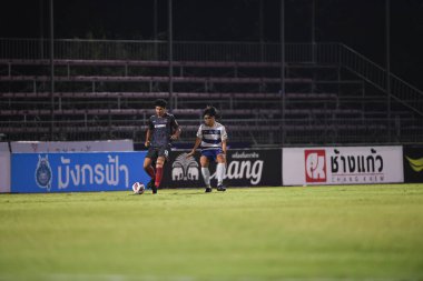 BANGPLEE, SAMUTPRAKAN, THAILAND-10 NOVEMBER 2021: Samutprakan şehri ile Samutprakan stadyumu, thailand 'daki Muangthong karşısında birleşen Samutprakan şehrinin 41 numaralı samutprakan oyuncusu